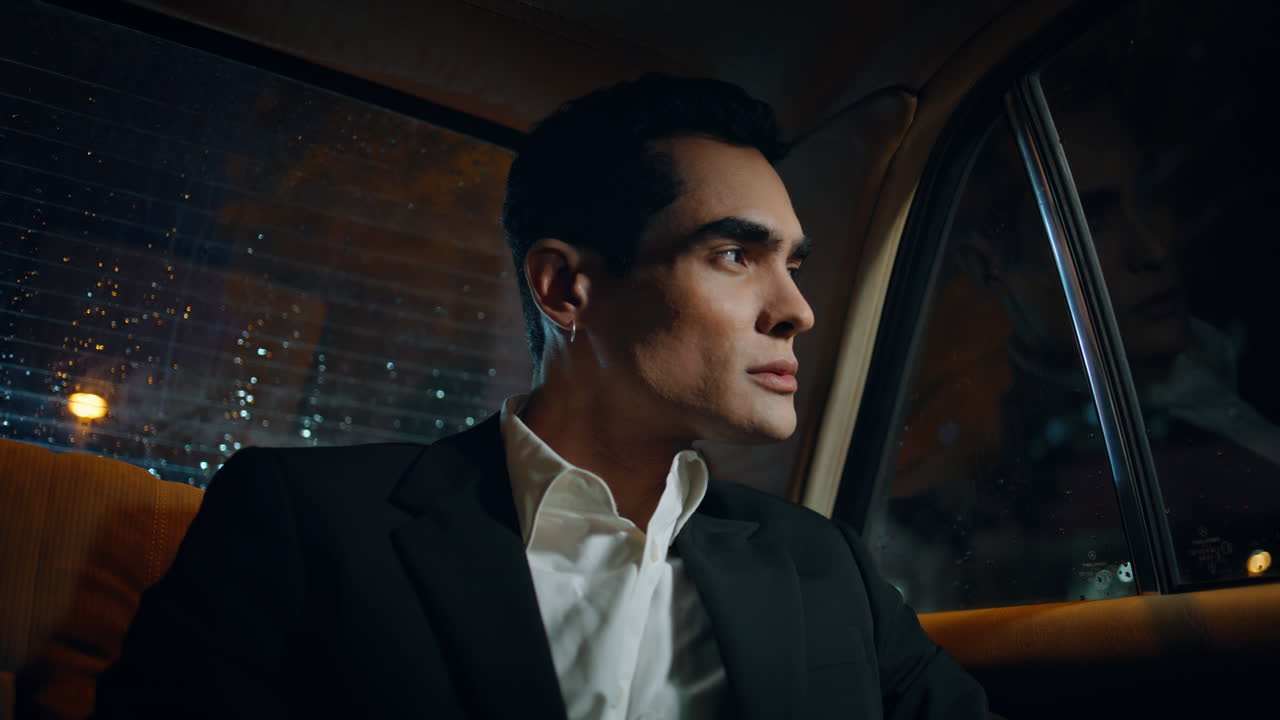 pasajero relajado vehículo durmiente viaje de negocios de cerca. hombre somnoliento durmiendo