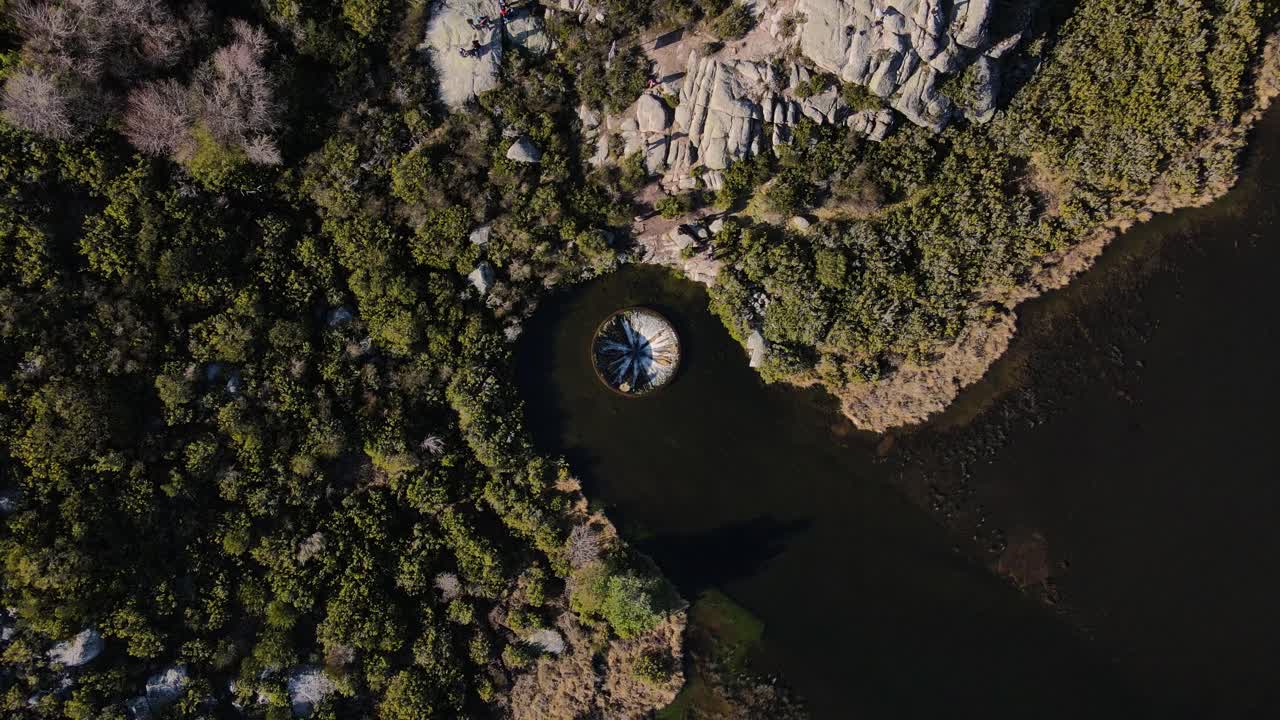 vista aérea de arriba hacia abajo de un embudo en un lago en serra da estrela, portugal