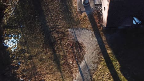 toma ascendente de arriba hacia abajo de la alta torre de comunicaciones de pie en una colina rocosa en suiza durante el día soleado