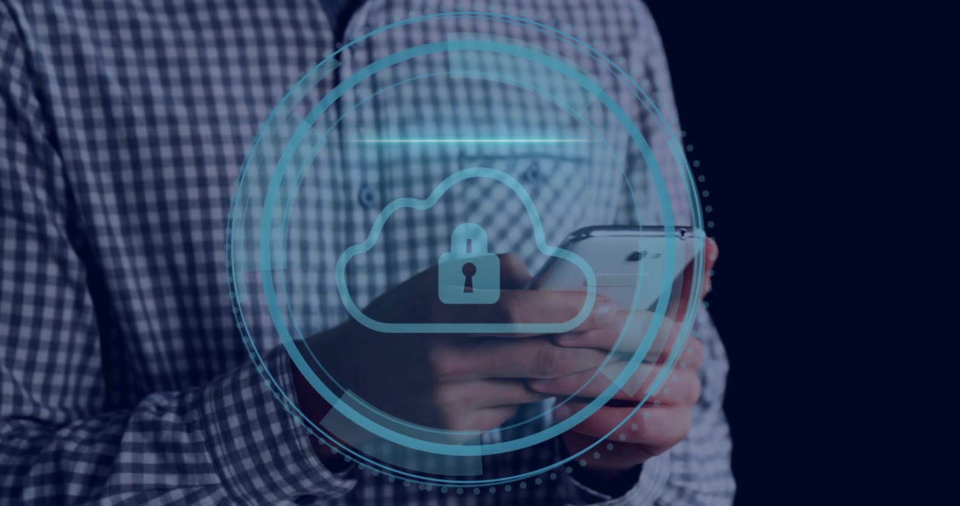 Torso maschile che tiene uno smartphone e tocca lo schermo, un HUD di sicurezza che emerge, scansionando e verificando il blocco cloud.