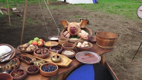 Exhibición-De-Comida-De-Recreación-Vikinga-Dispuesta-Sobre-Una-Mesa-Que-Muestra-Los-Tipos-De-Alimentos-Utilizados-Por-Los-Vikingos-En-La-Ciudad-Nórdica-De-Waterford