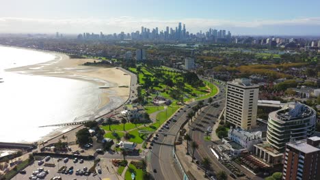 Imágenes-Aéreas-Ascendentes-De-St-Kilda,-Con-El-CBD-De-Melbourne-En-El-Horizonte.