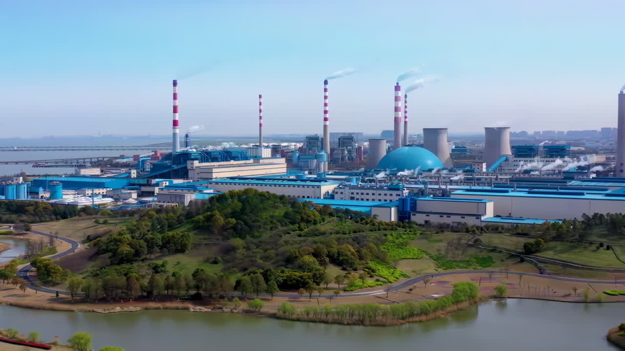 대형 선박의 항구 입구에 대한 화학 제품의 연료 처리 및 생산 시설의 공중 사진