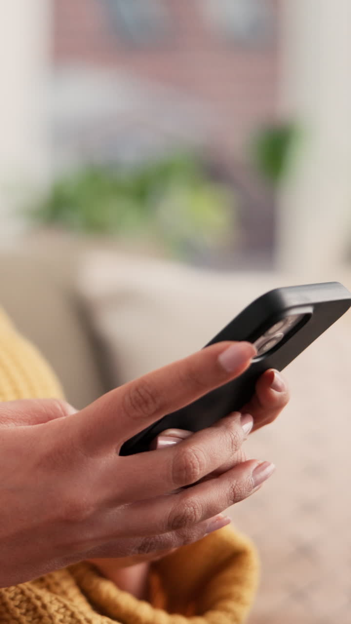 Persona che utilizza un telefono cellulare