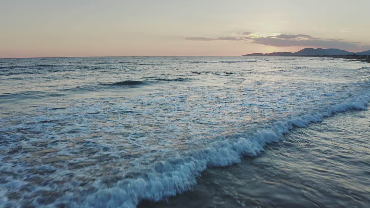 puesta de sol sobre la playa del océano
