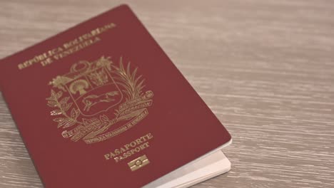 portada del pasaporte venezolano en cámara lenta