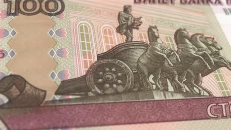 100 rublos rusos - la moneda nacional de rusia - detalle extremo del rublo ruso moneda rusa - 100  rublo ruso - impresión de dinero - 4k - moneda de la federación rusa video de acciones - anverso de 100 rubios rusos