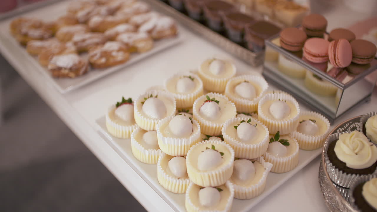 linda barra de chocolate con varios pasteles y dulces barra de chocolate para bodas