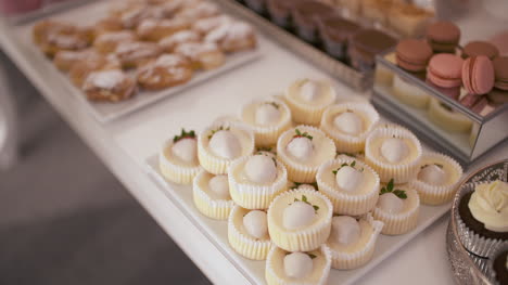 Süßer-Schokoriegel-Mit-Verschiedenen-Kuchen-und-Bonbons-Hochzeitsschokoriegel