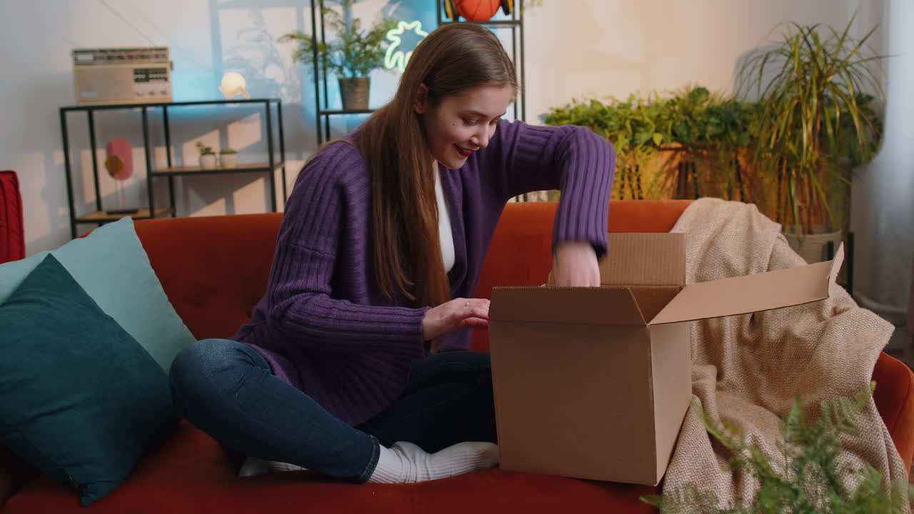 행복한 젊은 여성 쇼핑객 카드보드 상자 배달 패키지 온라인 쇼핑 집에서 구매