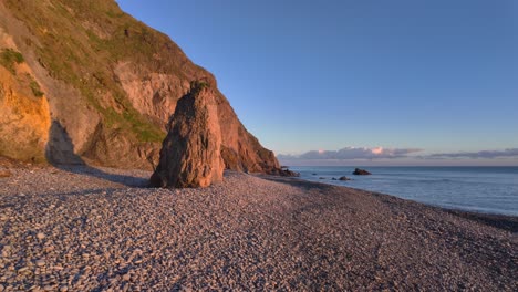 Copper-Coast,-Waterford,-Irland,-Goldene-Stunde-Am-Kiesstrand-Bei-Flut-An-Einem-Perfekten-Tag,-Die-Natur-Vom-Feinsten