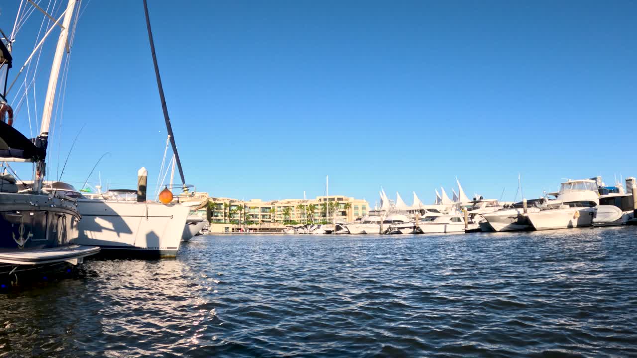 barcos y yates atracados en el puerto deportivo de gold coast