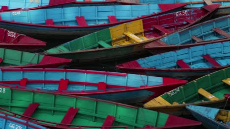 cerca de botes en el lago pokhara en nepal temprano en la mañana antes de que la gente los use