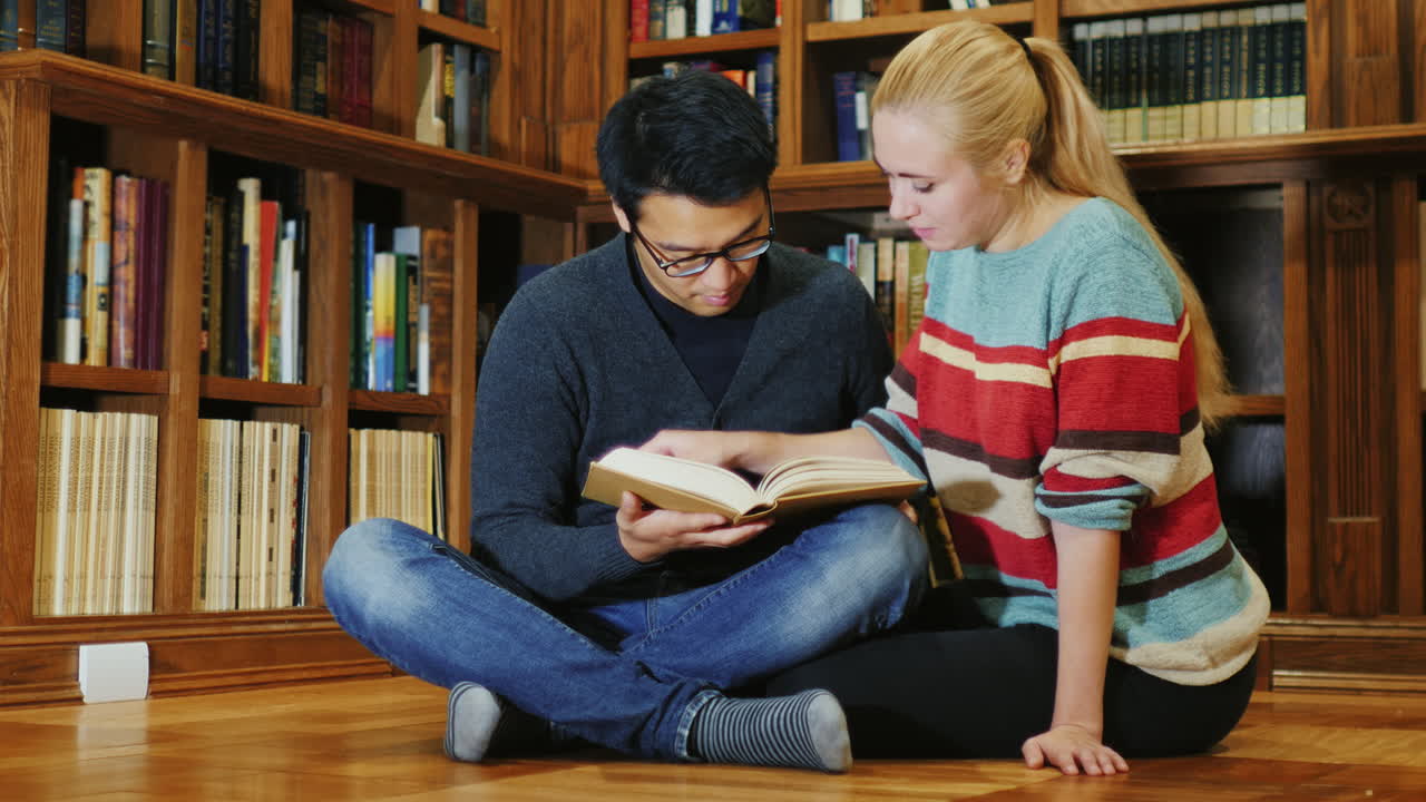 hombre coreano sonriente hablando con una mujer en la biblioteca 6