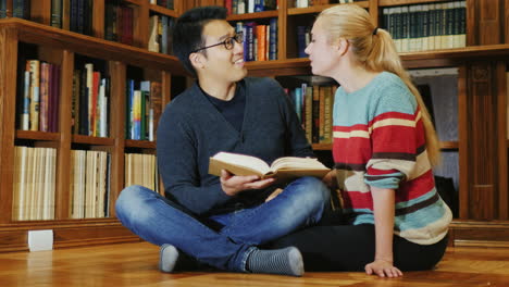 Lächelnder-Koreanischer-Mann,-Der-Mit-Einer-Frau-In-Der-Bibliothek-Spricht-6