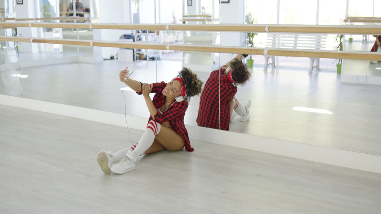 bailarina con auriculares y pantalones cortos