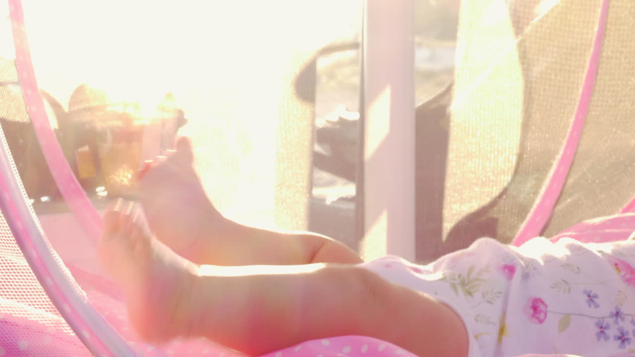 핑크색 기둥을 입은 아기 소녀 야외