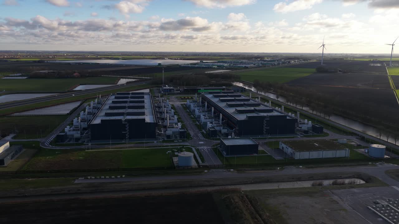 Luftvideo af et stort datacenter i Holland, redundant computerinfrastruktur, nødstrømsgeneratorer, AI-teknologi, der understøtter big data-behandling og cloudservices