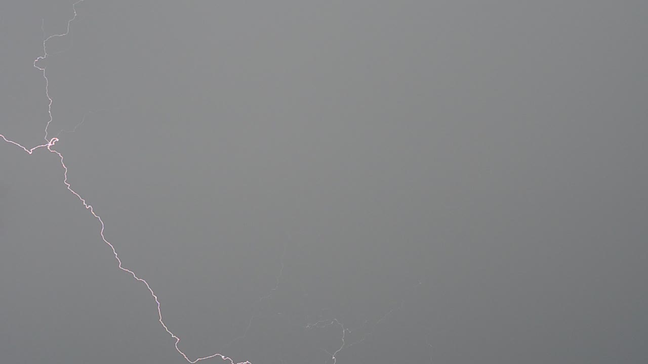 Fulmine nel cielo. Fulmini che saettano