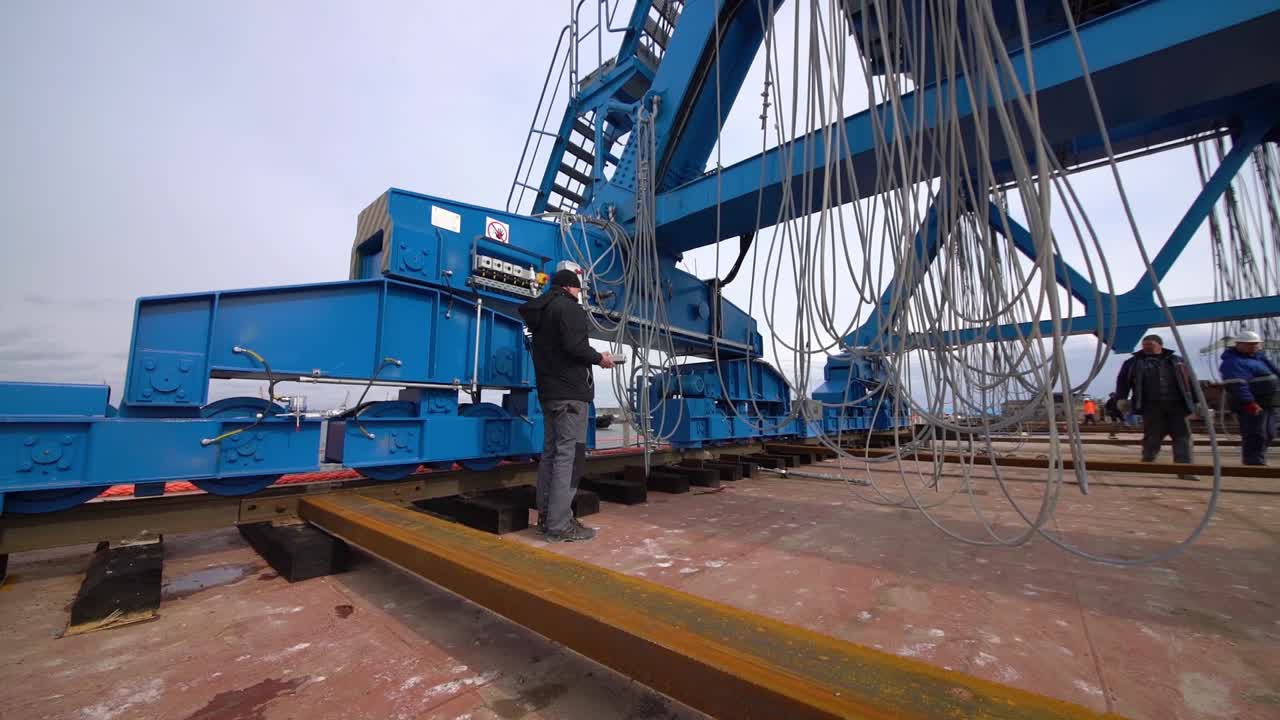 mantenimiento e inspección de la grúa en la instalación portuaria