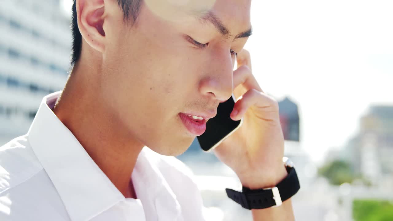 한 남자가 부르고 있다