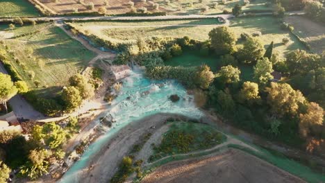 Cascate-Del-Mulino,-Wohltuendes-Natürliches-Thermalbad,-Saturnia,-Toskana,-Italien,-Europa,-Drohnenansicht,-Die-Vorwärts-Fährt-Und-Sich-Nach-Unten-Neigt