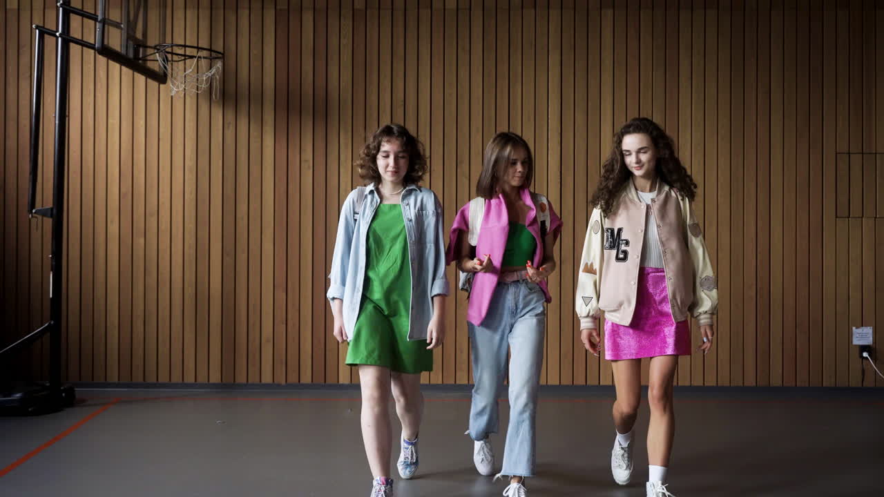 고등학교의 십대 소녀들