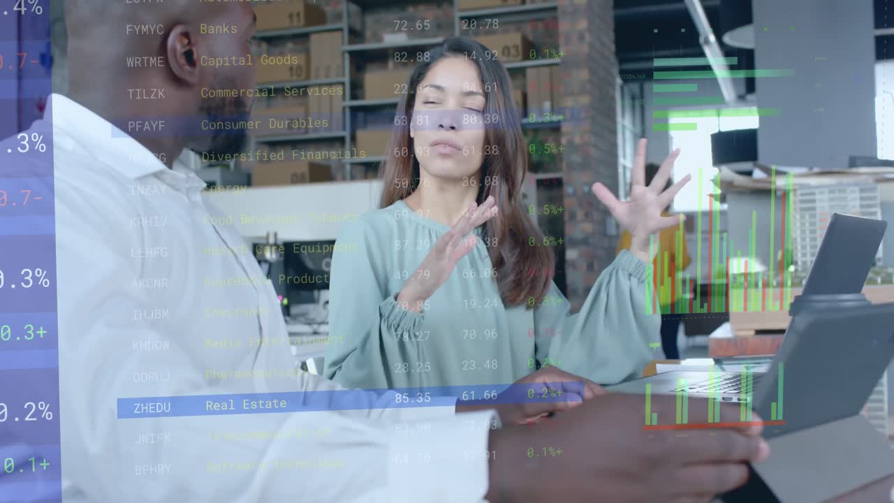 다양한 동료들이 비정상적인 사무실 회의에서 논의하는 인터페이스에 대한 데이터 처리