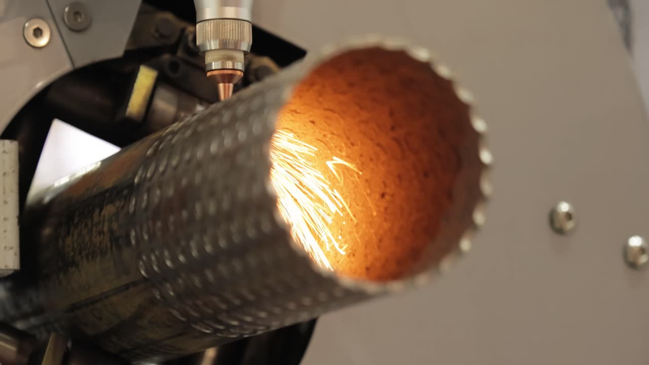 레이저로 금속 파이프를 잘라내기