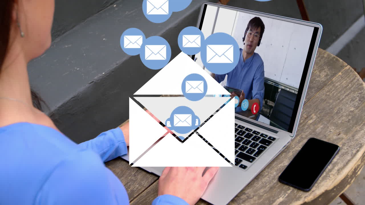 Animazione di icone e-mail su una donna che usa un portatile in videochiamata