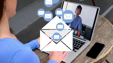 animación de iconos de correo de sobres sobre una mujer usando una computadora portátil en una llamada de video