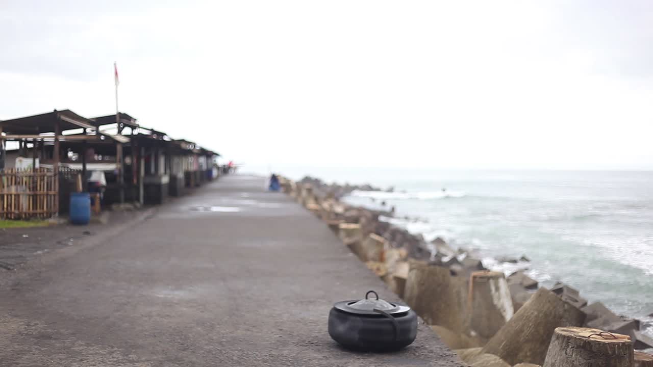 вид на пляж, на котором нет посетителей из-за пандемии