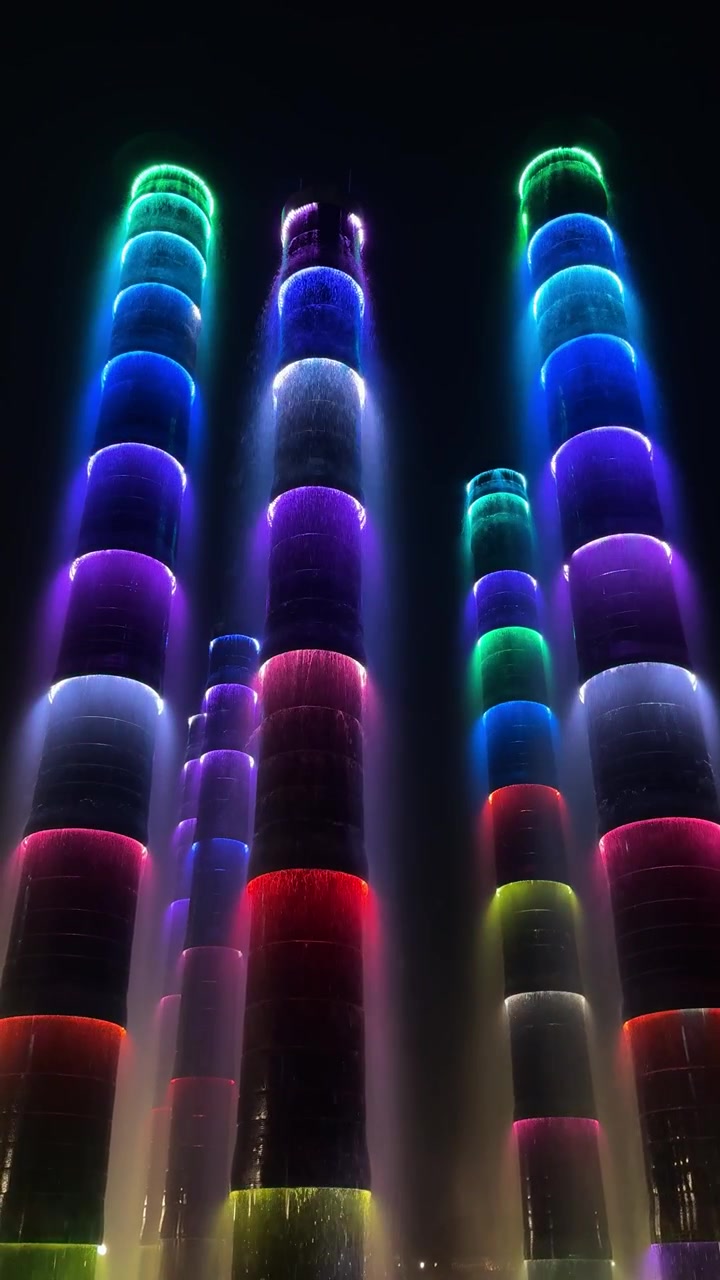 Video verticale delle colorate Torri della Vita illuminate a Chengdu.
