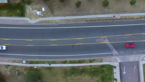 Eine-Drohnenantenne-Von-Autos,-Die-Eine-Straße-Hinunterfahren