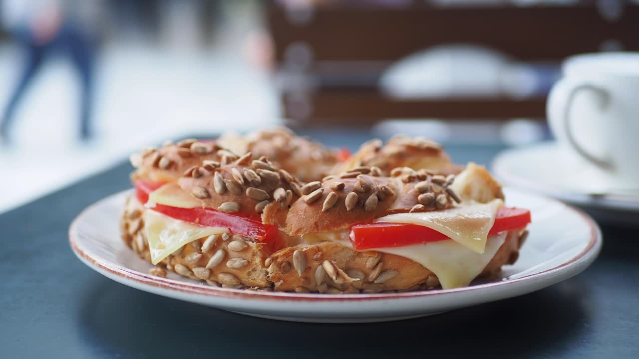 커피와 함께 치즈와 토마토 샌드위치