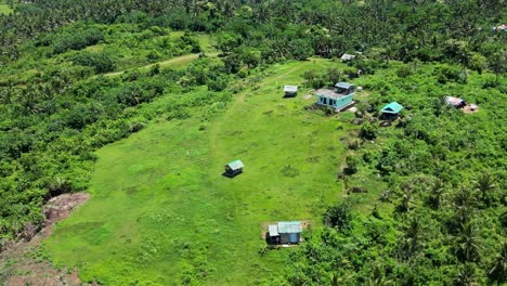 Pequeñas-Casas-De-Pueblo-En-La-Ladera-Cubierta-De-Hierba-En-Baras-Catanduanes-Tropicales