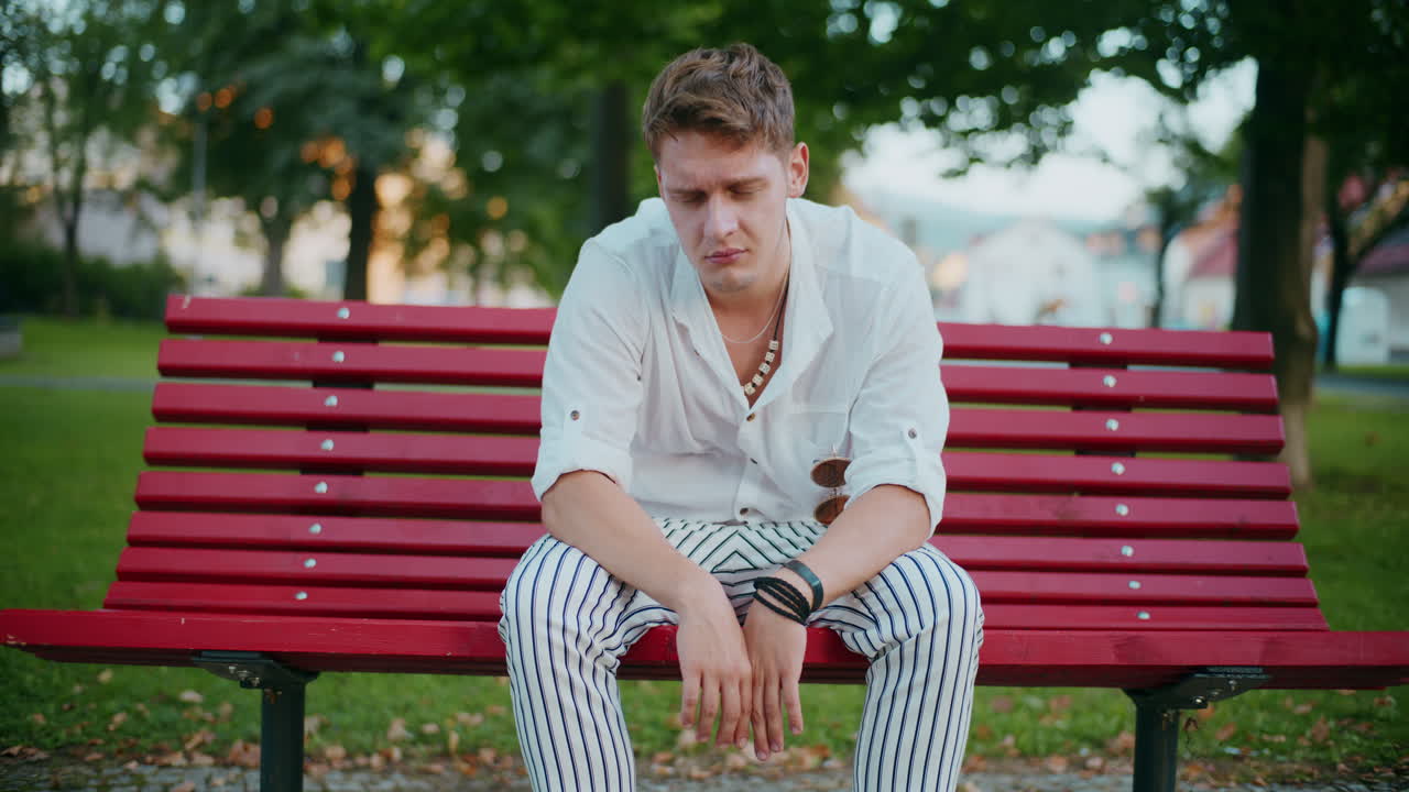 hombre sentado en un banco del parque