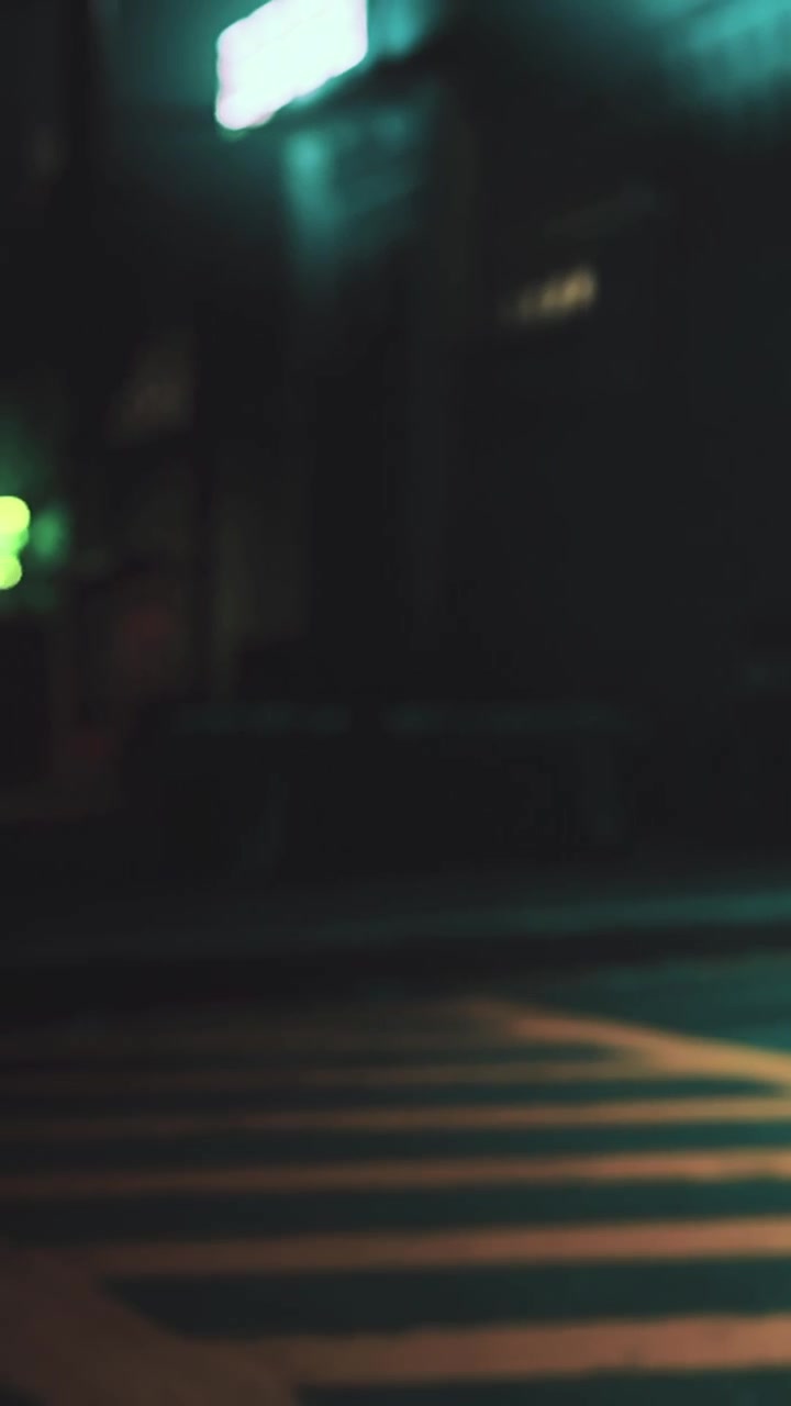 Scena notturna con luce verde brillante e sfondo scuro in un contesto urbano