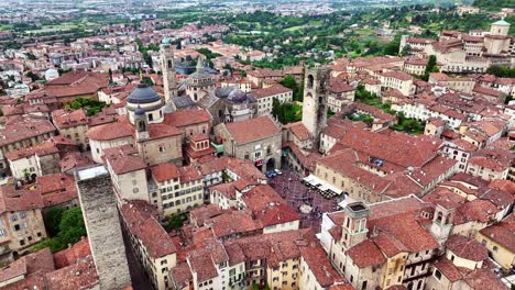 Un-Recorrido-En-órbita-Lenta-Por-La-Piazza-Bianca-Bergamo-Italia