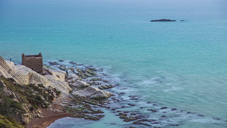 el lapso de las olas marinas en la costa de italia durante el amanecer