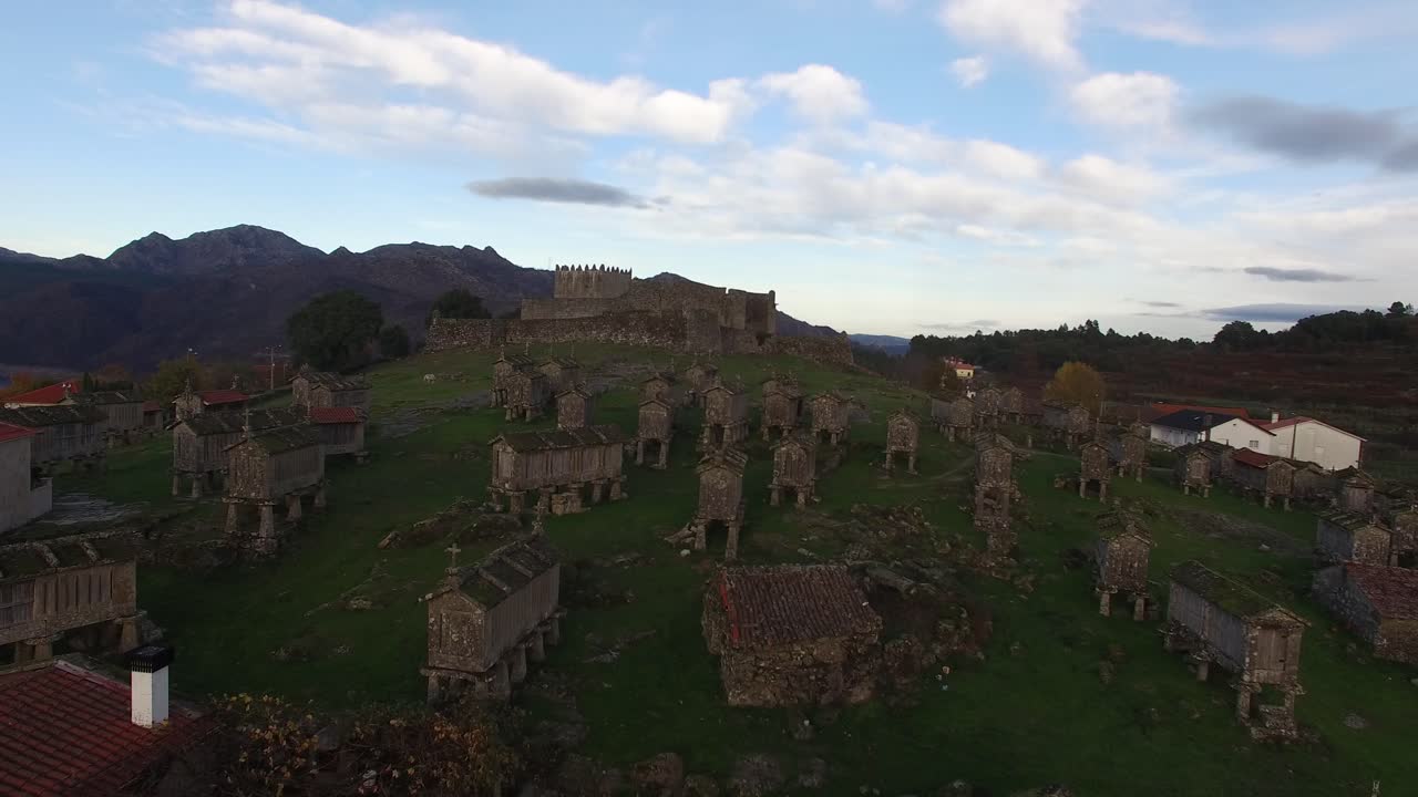 graniers y castillo medieval de lindoso vista aérea