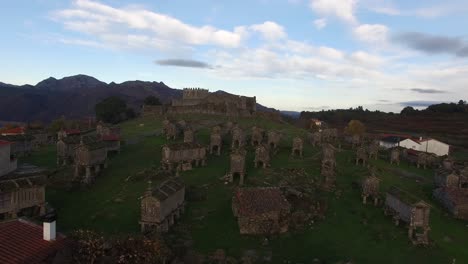 Graniers-Und-Mittelalterliche-Burg-Von-Lindoso,-Luftaufnahme