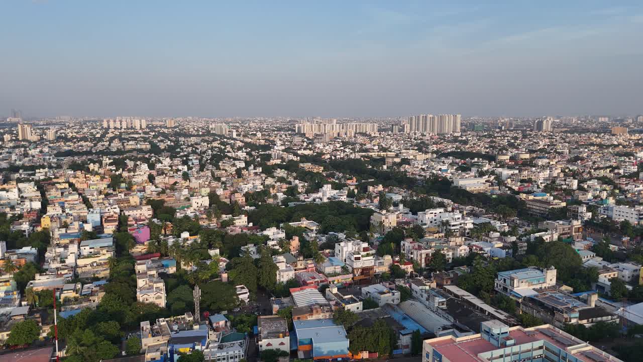 Vista aerea panoramica di una città in via di sviluppo con complessi residenziali densi