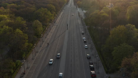 Antena:-Strasse-Des-17.-Juni-En-Berlín,-Alemania-Vacía-Debido-A-La-Pandemia-De-Coronavirus-Covid-19-En-La-Hermosa-Luz-Del-Atardecer