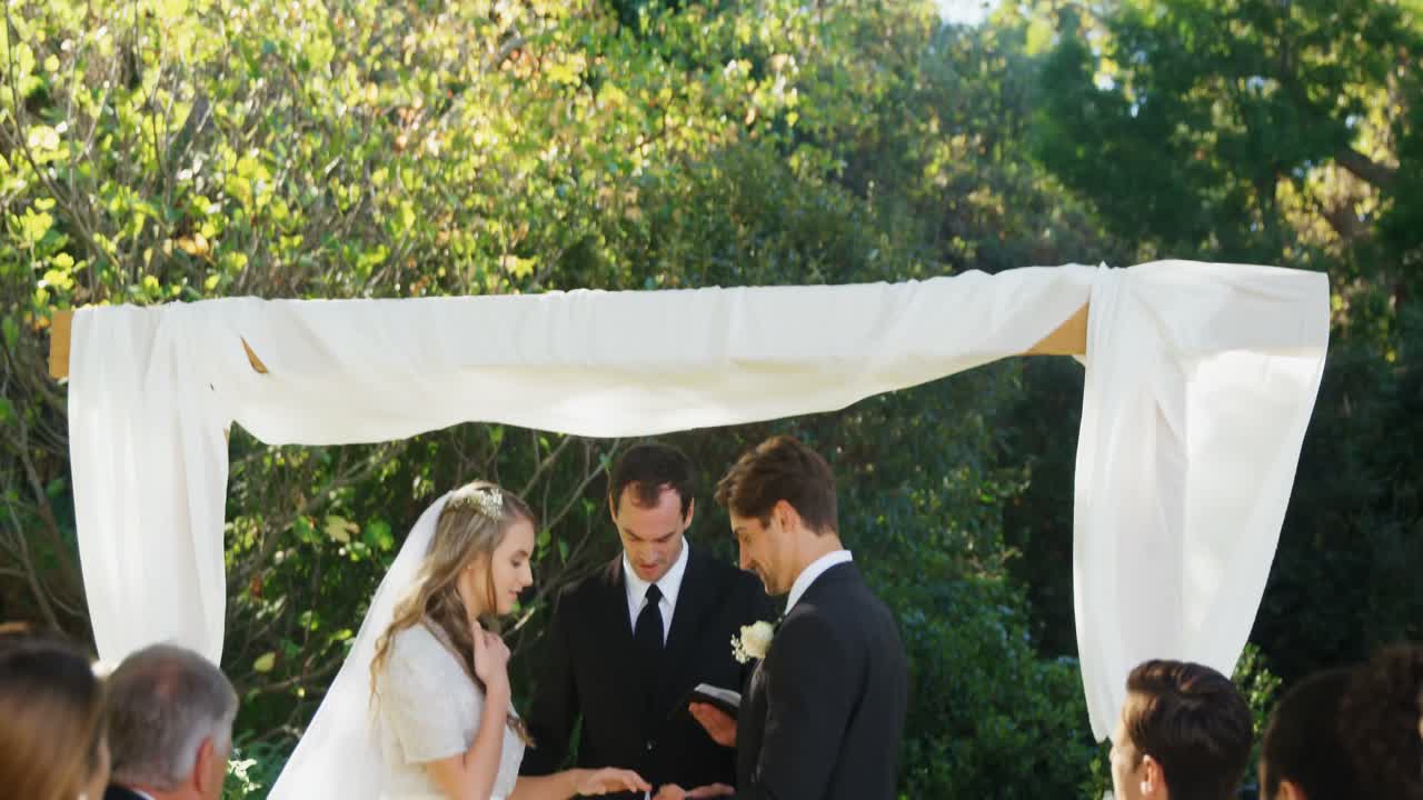 신랑은 신부 손가락에 약혼 반지를 착용 4k 4k