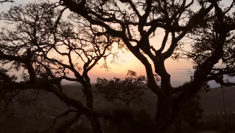 Ein-Kleines-Dorf-In-Den-Bergen-Der-Taita-Hügel-Bei-Sonnenuntergang,-Kenia