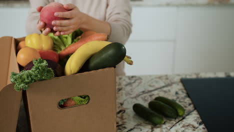 mujer desempaquetando verduras