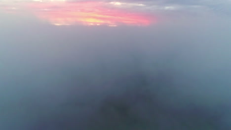 Dron-Aéreo-Hacia-Adelante-Disparando-Volando-A-Través-De-Nubes-Blancas-Esponjosas-A-Lo-Largo-Del-Cielo-Colorido-Durante-La-Noche