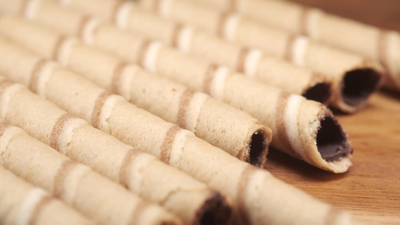 rollos de obleas cubiertos de chocolate