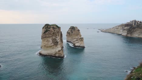 Rocas-Rouche-En-Beirut,-Líbano-En-El-Mar-Durante-El-Día